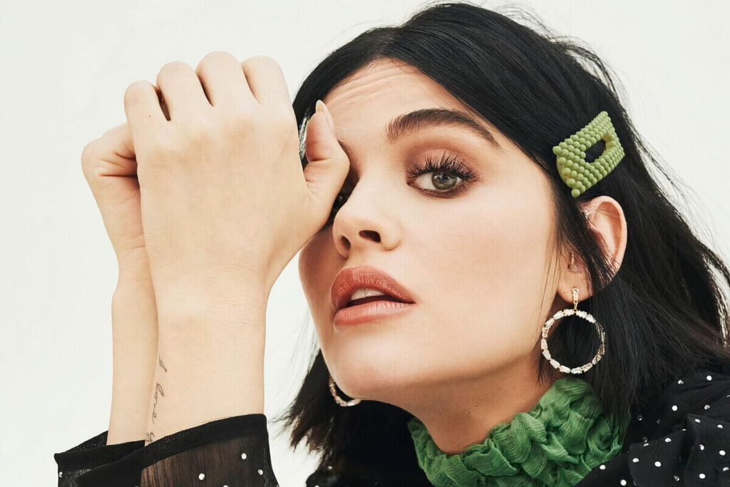 Lucy Hale con taglio medio di tendenza per l'autunno inverno ed accessori per capelli verdi