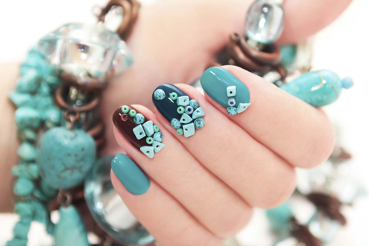 Unghie decorate e colorate con smalto gel