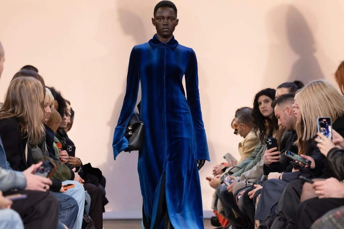 New York Fashion Week 2023: paillettes, trasparenze e color blocking
