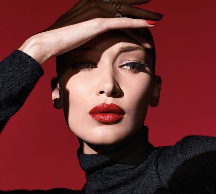 Bella Hadid con labbra rosse brillanti, trend primavera 2022