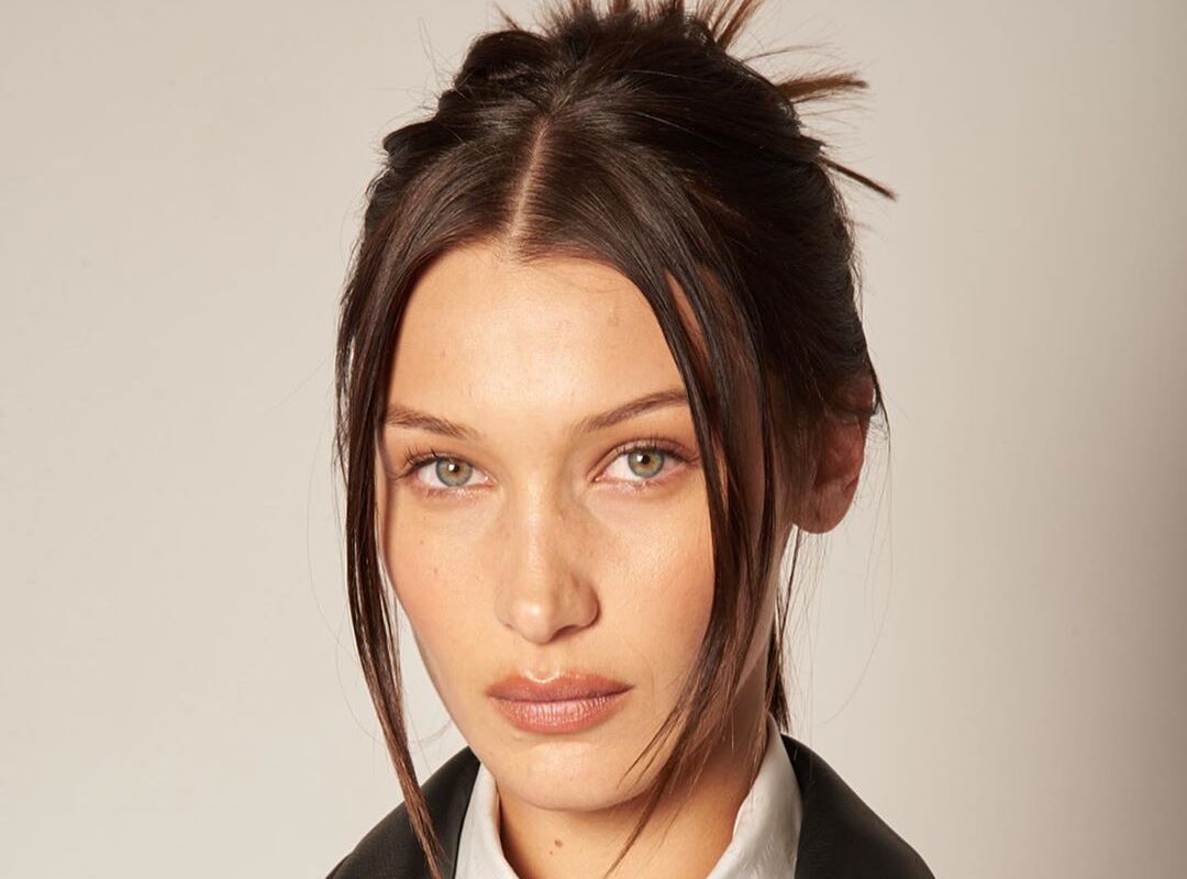 Bella Hadid con Spilky Bun tendenza capelli primavera 2022