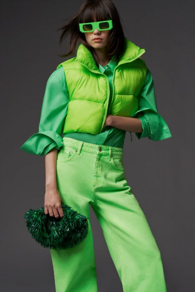 Smanicato bomber Zara verde fluo, tendenze primavera-estate 2022
