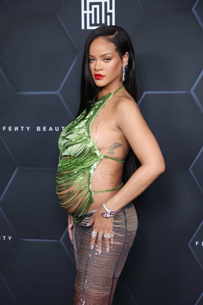 Rihanna incinta gioielli Messika top verde