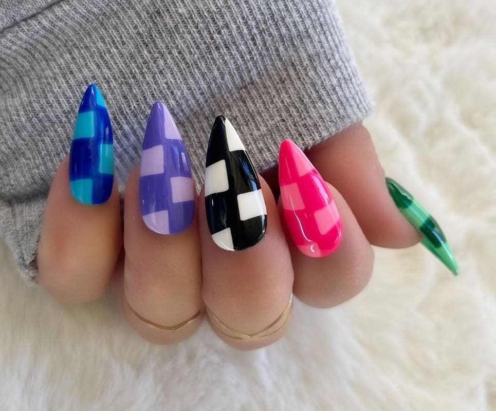 Unghie a scacchi-checkered nails trend