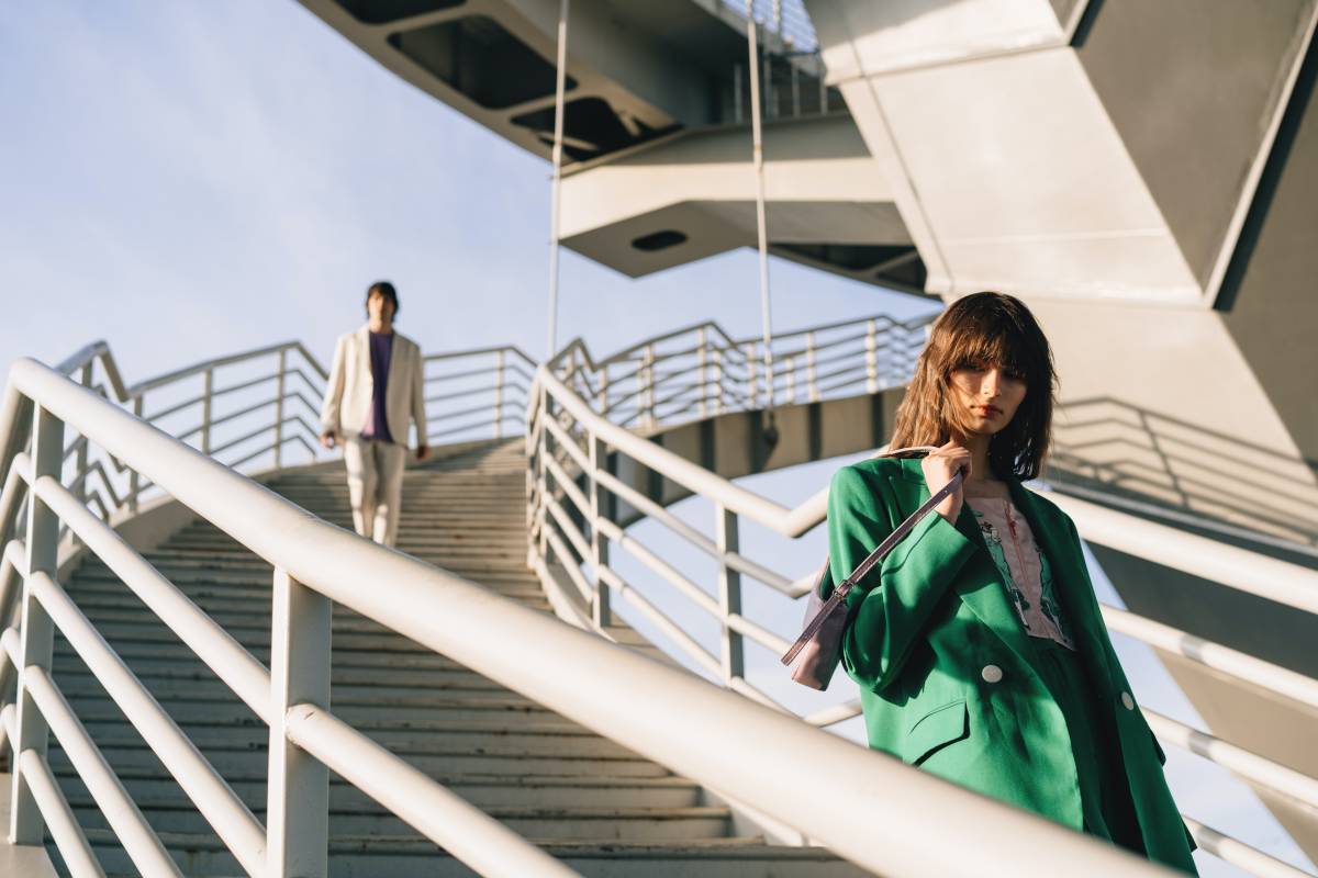Ragazza con look verde
