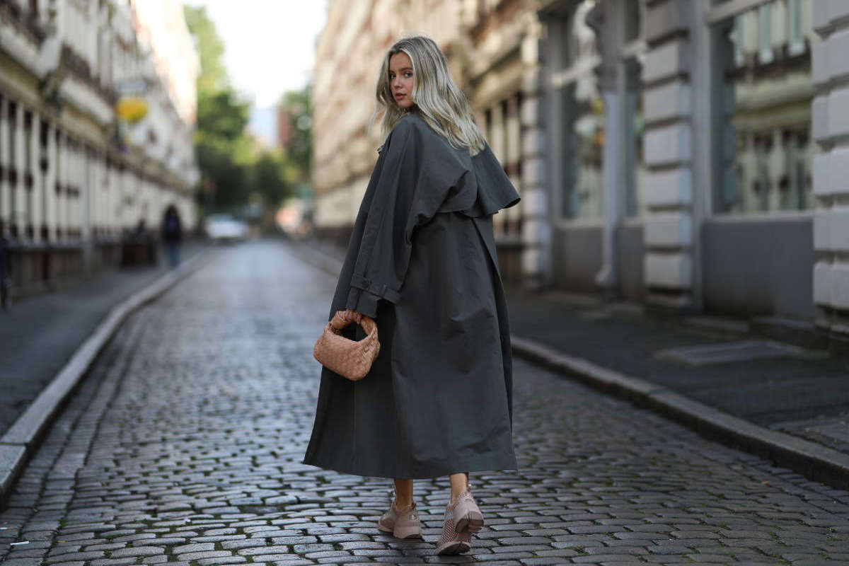 Modella con cappotto