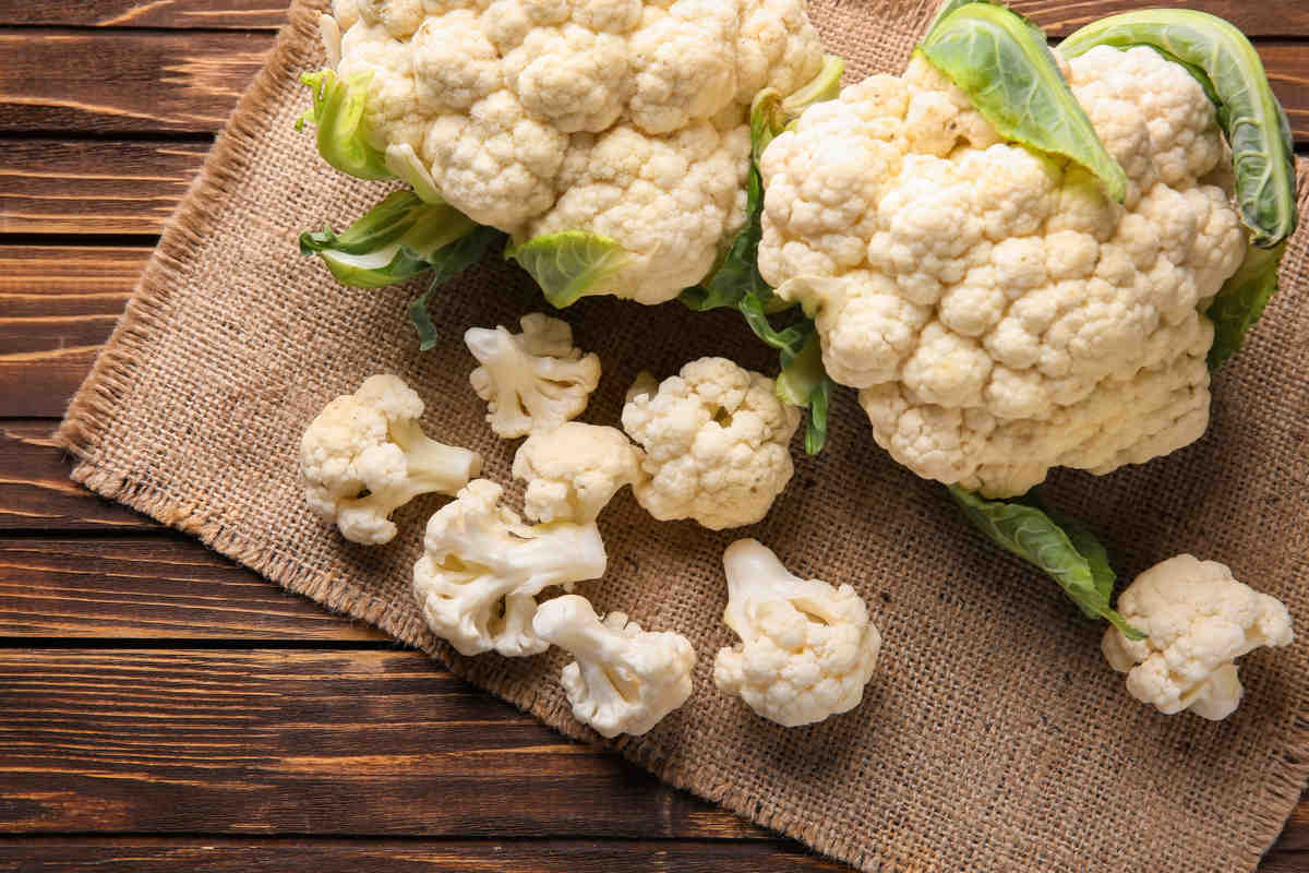 cavolfiore bianco su tavolo in legno