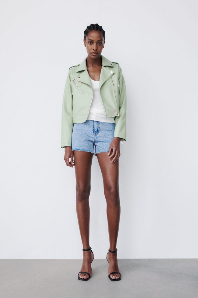 giacca biker verde su shorts denim