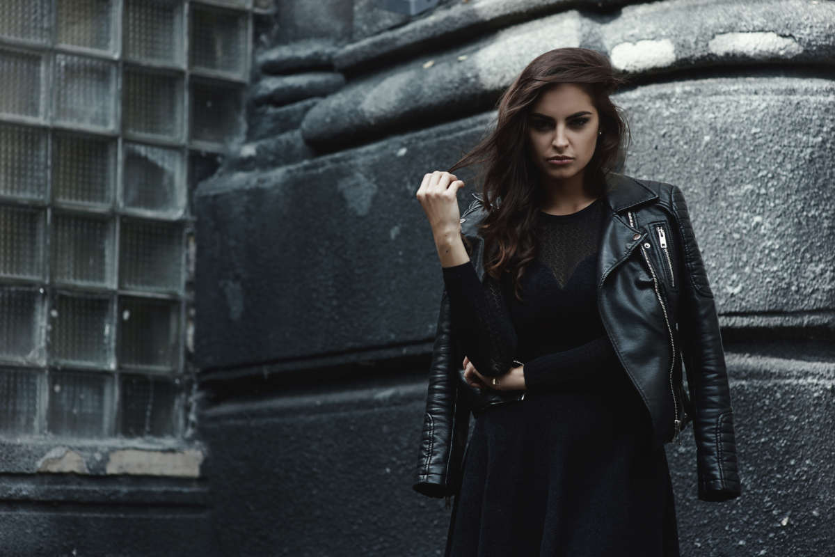 donna con giacca biker pelle