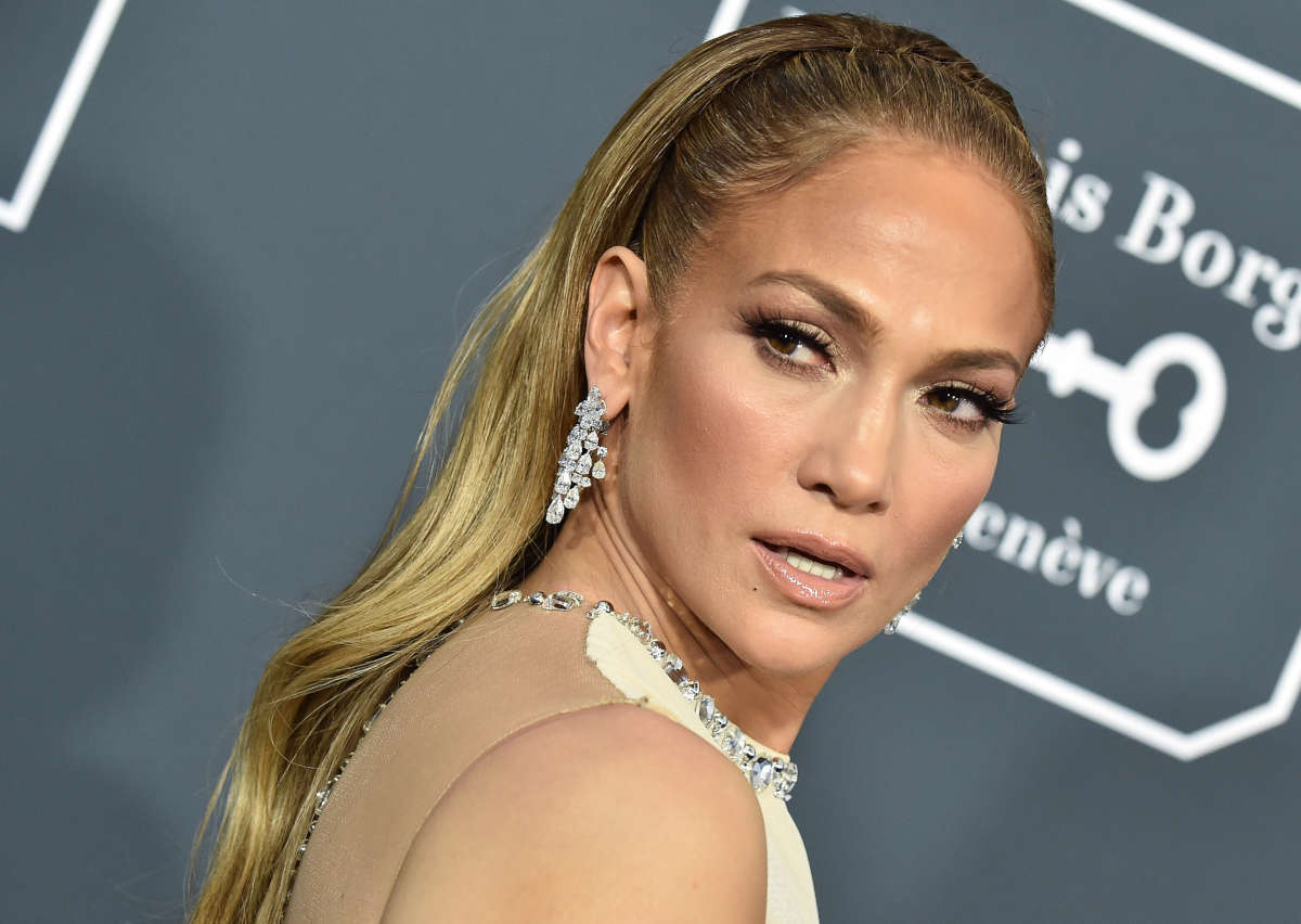 Solo un aggettivo per gli ultimi look di Jennifer Lopez: ATOMICI