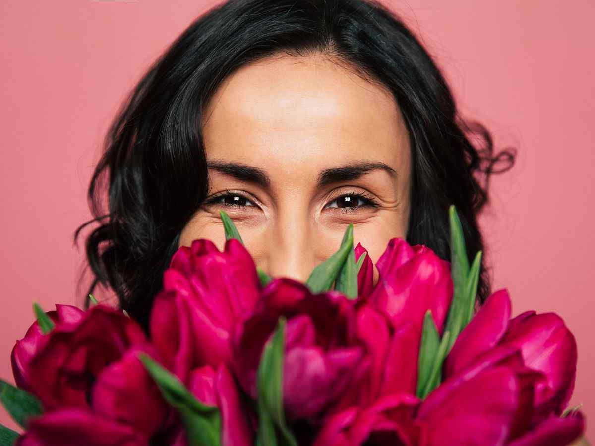 primo piano ragazza con fiori