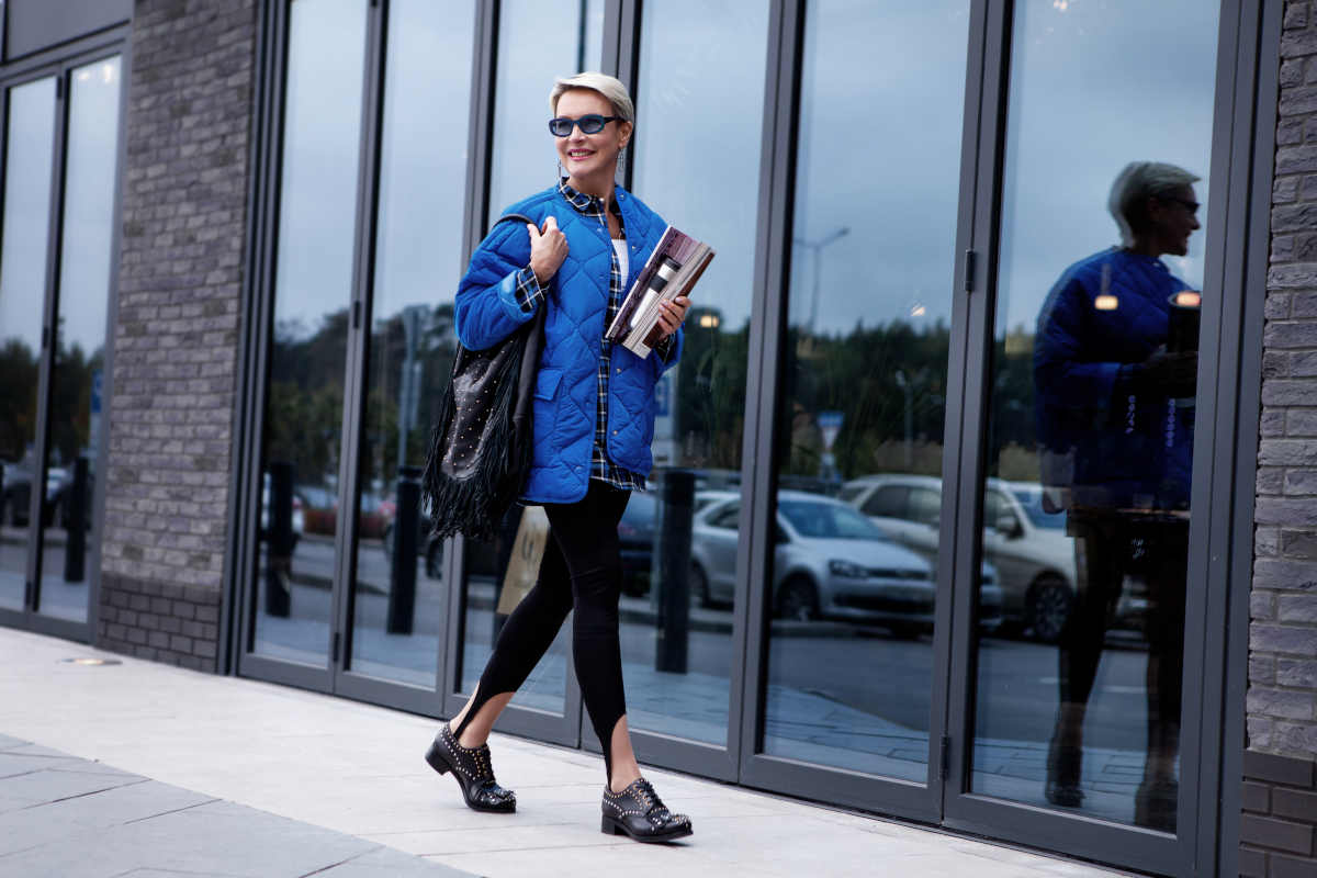 donna fashion con leggings con staffa
