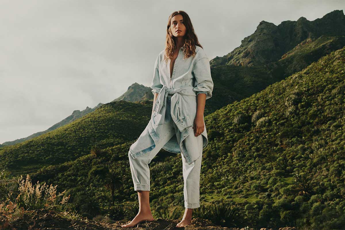 Ragazza vestita di jeans che posa per la nuova collezione denim di Mango