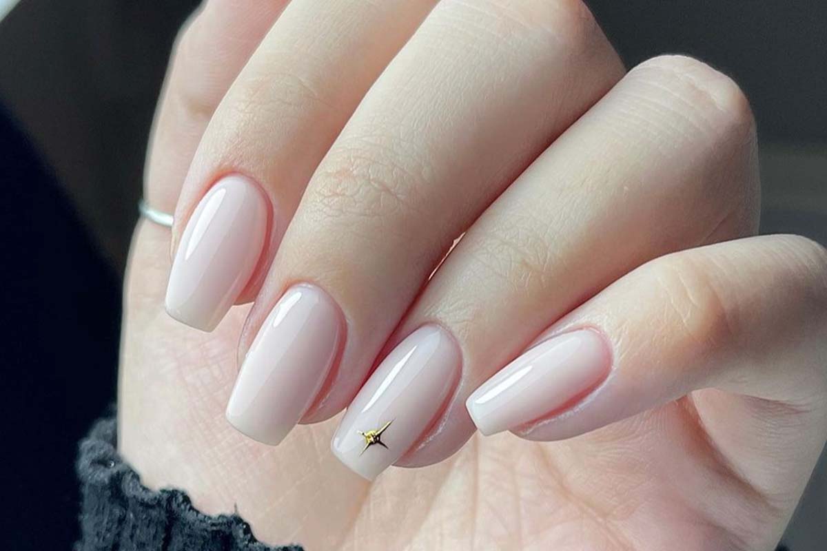 Fermi tutti! È l’ora della minimal nail art e dobbiamo assolutamente parlarne