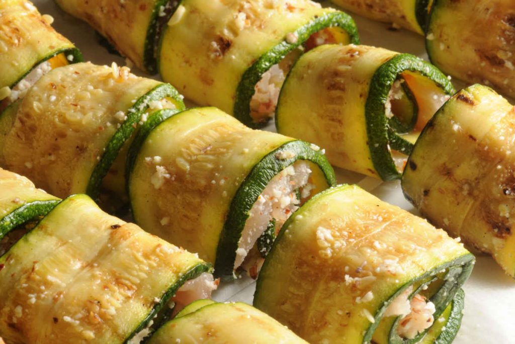 teglia con piccoli involtini di zucchine ripieni