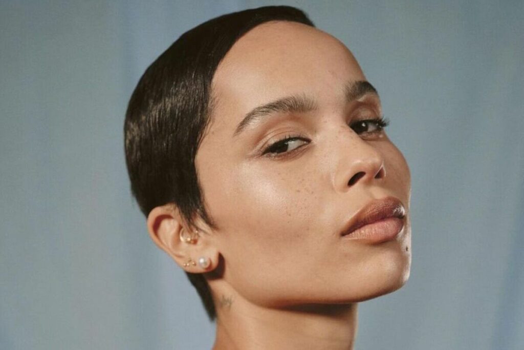 Zoe Isabella Kravitz con Pixie Cut, esempio di taglio corto liscio di tendenza per l'autunno inverno