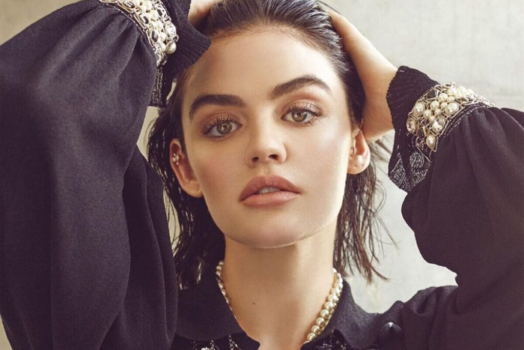 Lucy Hale con caschetto corto per le tendenze capelli corti mossi dell'autunno-inverno