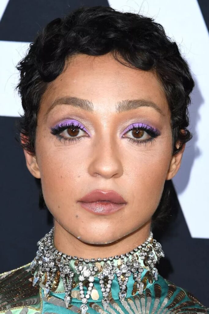 Ruth Negga con pixie cut su capelli ricci - tagli corti di tendenza autunno inverno