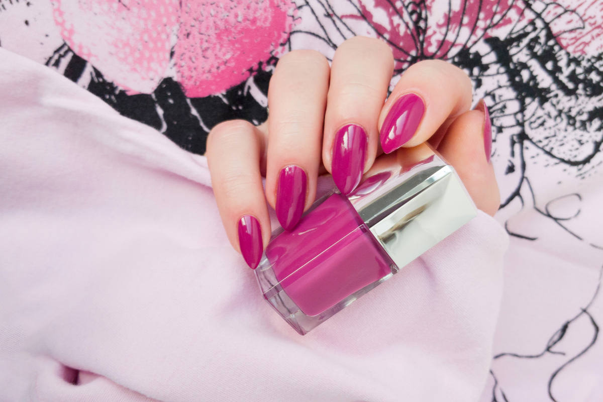 unghie con smalto fucsia