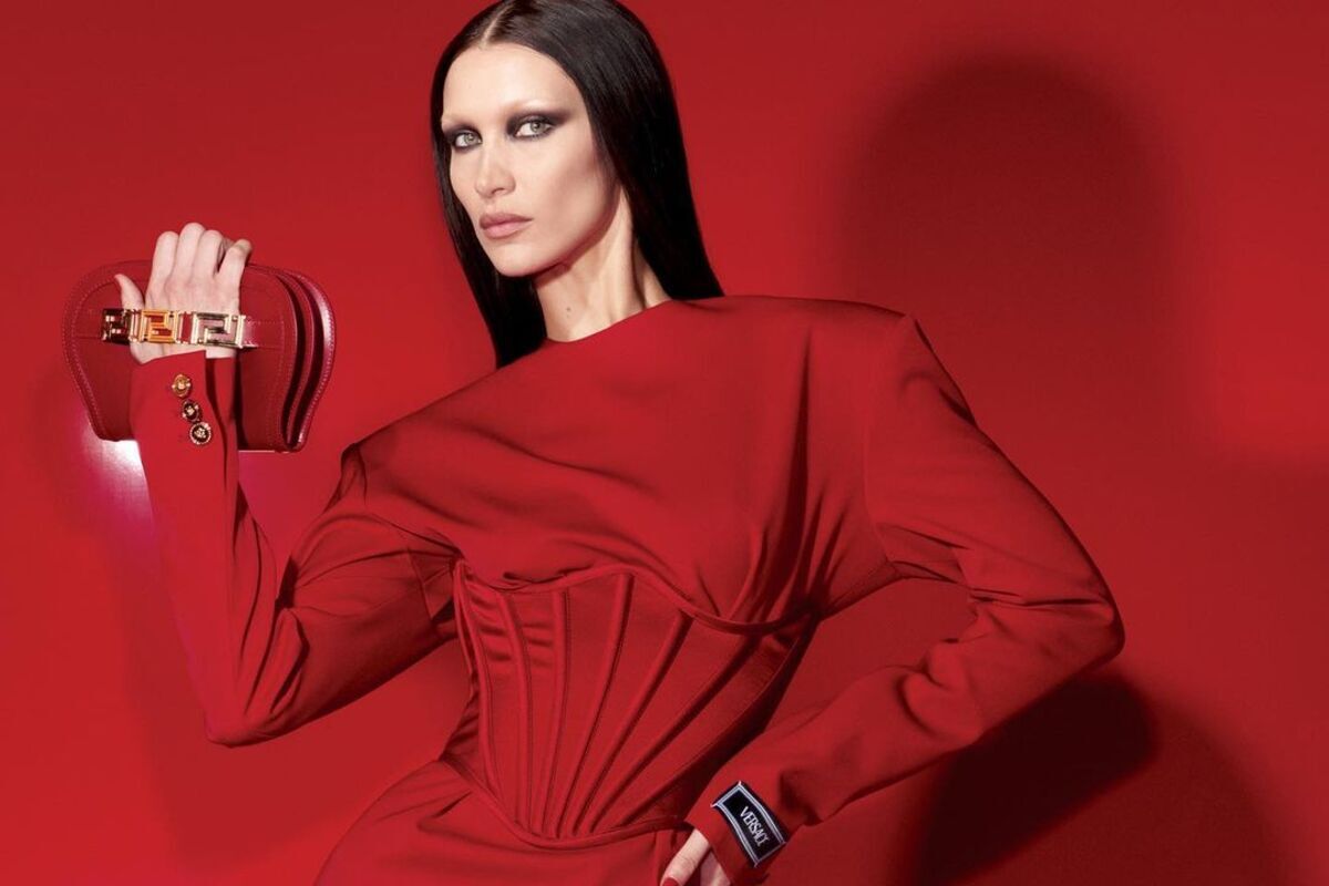 Le Bleached Brows di Bella Hadid per Versace sono già on trend