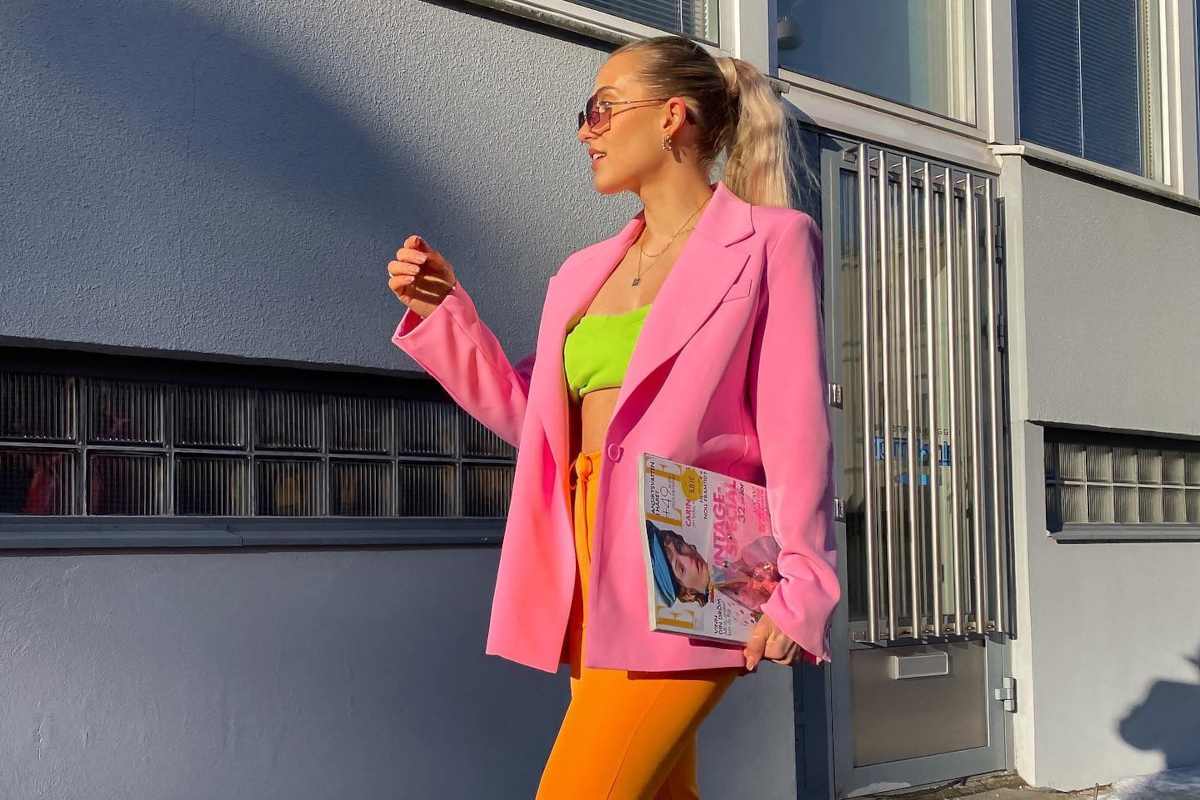 Ragazza con look color block