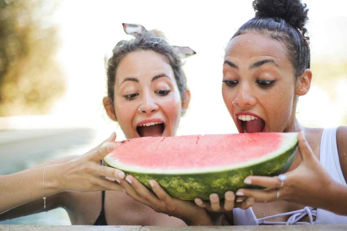 ragazze mangiano una fetta di anguria