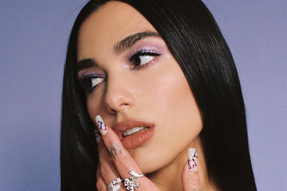 Dua Lipa liquid hair, tendenza capelli primavera estate 2022