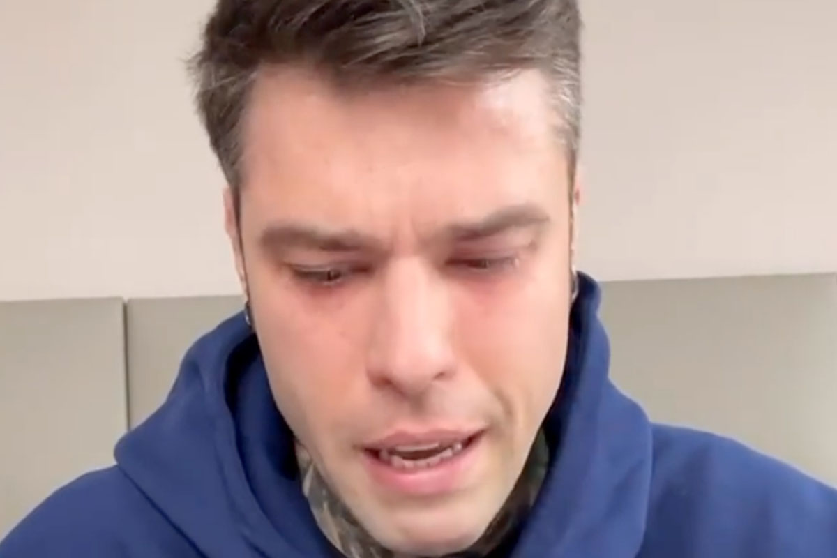 Fedez in lacrime annuncia la sua malattia: “Dovrò fare un percorso importante”