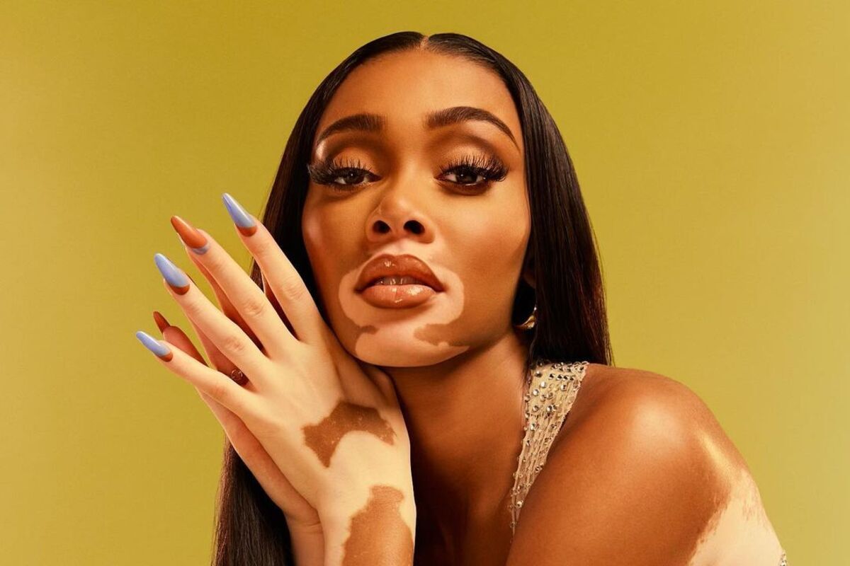 Winnie Harlow con gloss marrone - Tendenze labbra primavera 2022
