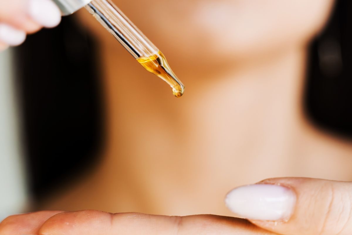ragazza che applica un prodotto sulle mani