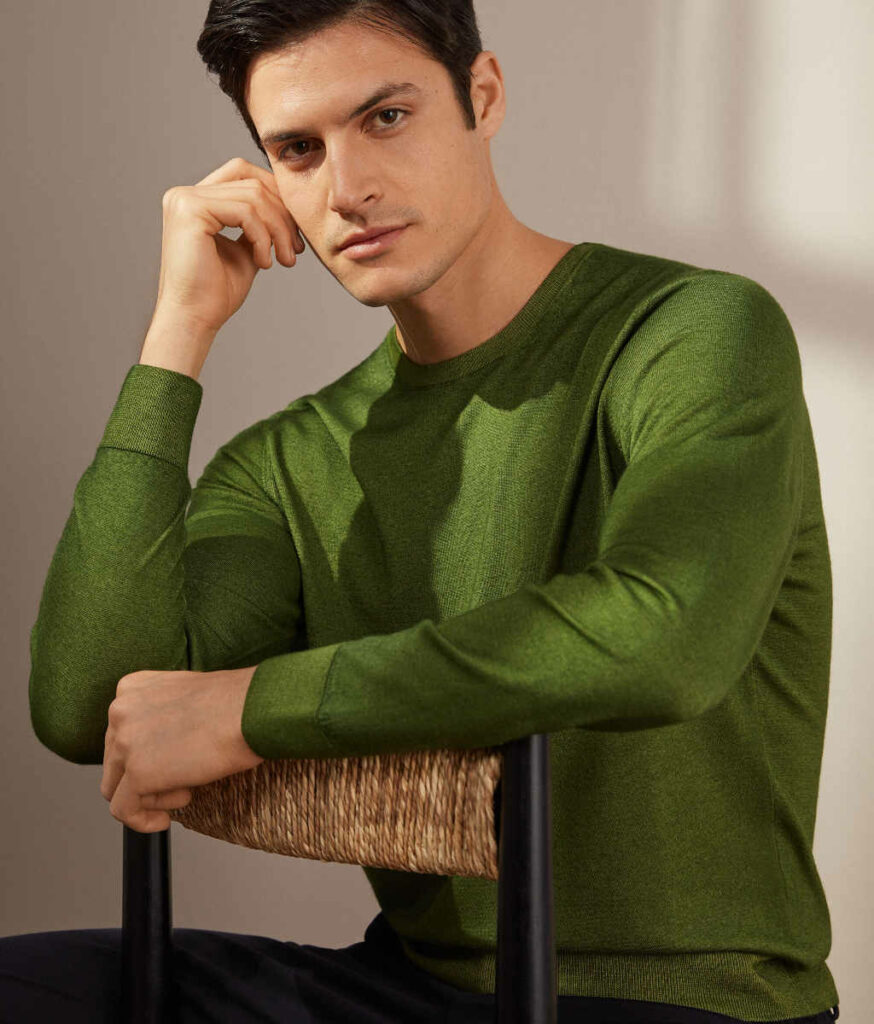 uomo con maglione girocollo in cashmere verde