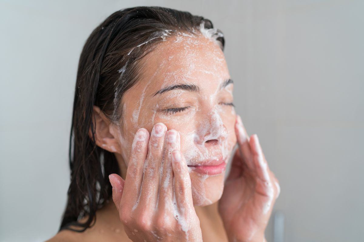 ragazza che insapona il viso