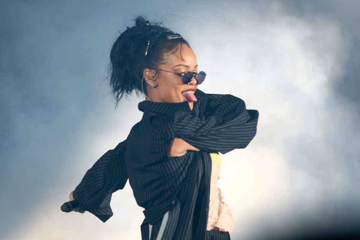 rihanna con giacca cut e top see through