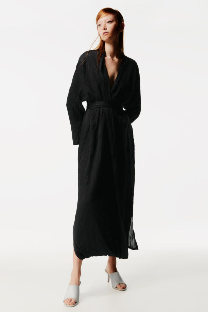 donna con chemisier nero e scarpa mules bianca zara
