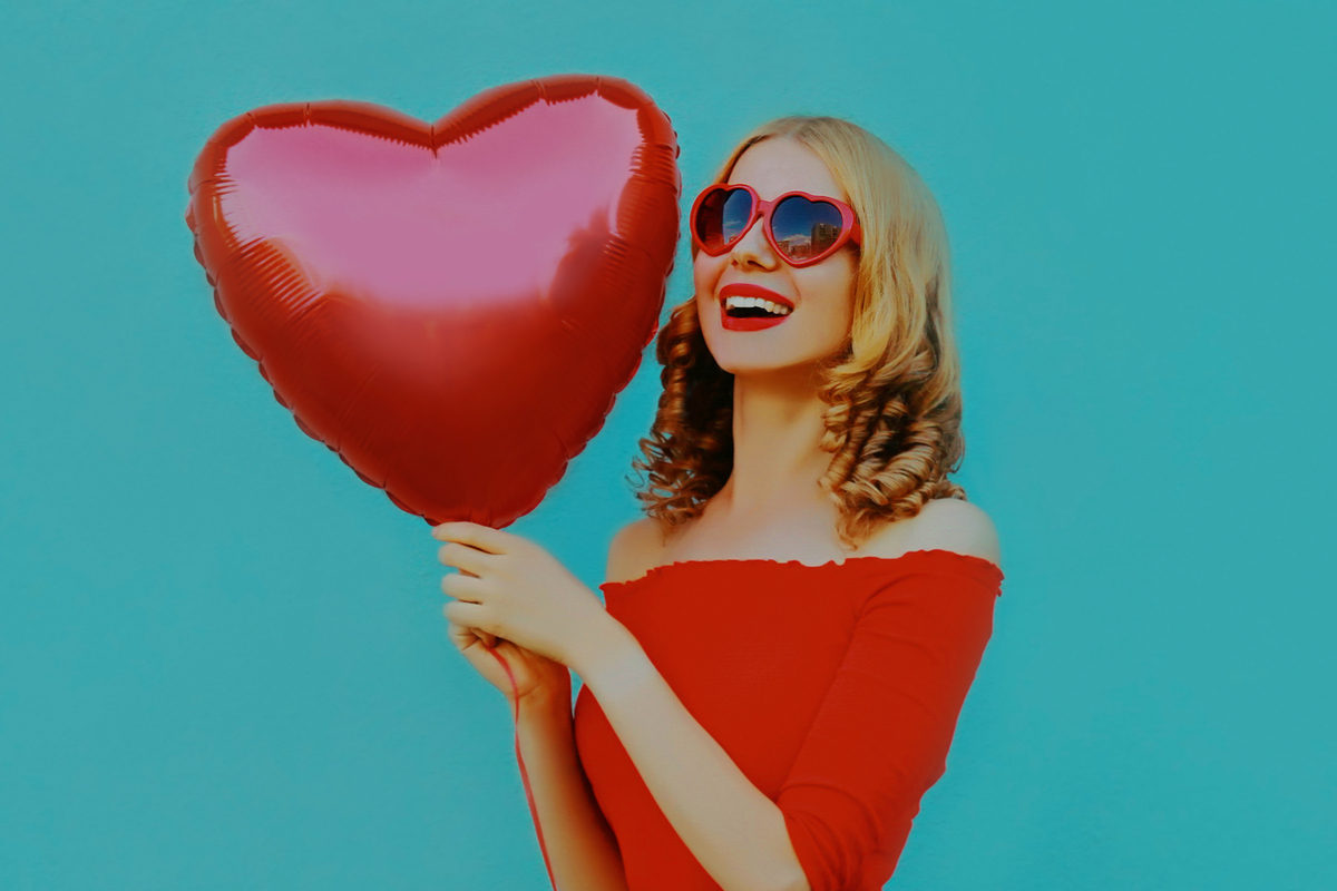 donna con palloncino a forma di cuore rosso
