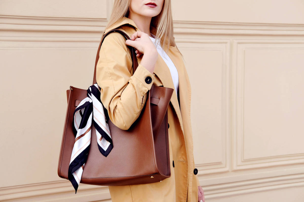 donna con borsa maxi e foulard
