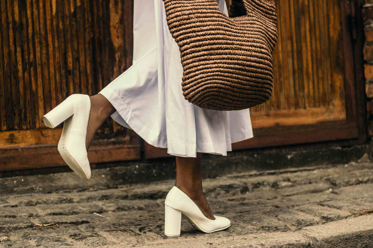 In primavera le scarpe chiare sono il must a cui non possiamo rinunciare