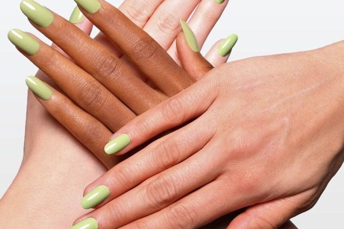 Verde pistacchio anche sulle unghie: la nuova tendenza della primavera