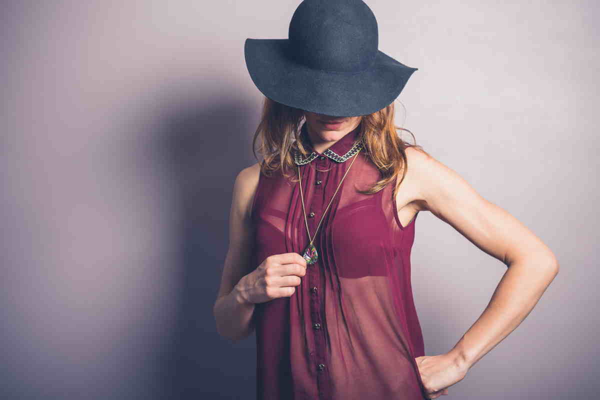 Ragazza indossa un vestito rosso trasparente