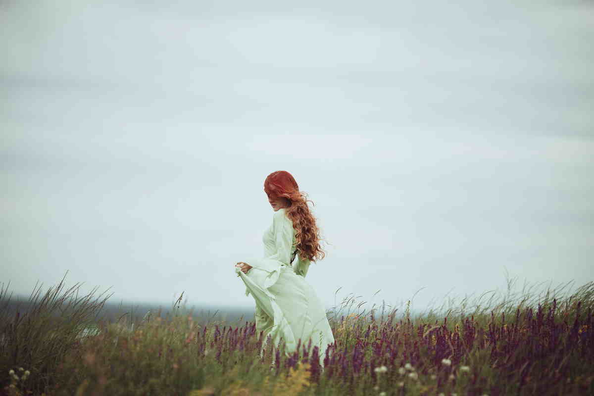 Ragazza indossa vestito verde salvia