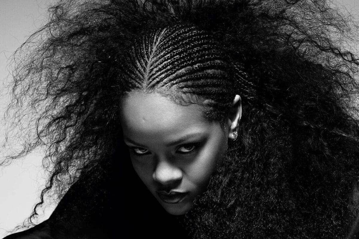 foto in bianco e nero di rihanna con treccine e capelli vaporosi