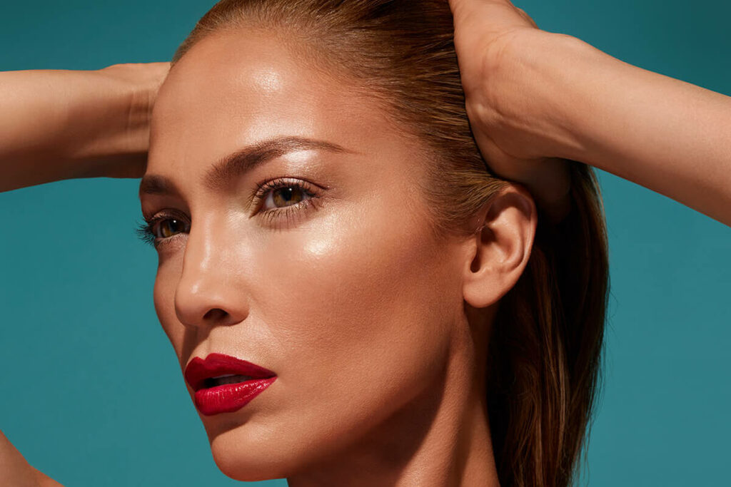 Jennifer Lopez pelle luminosa-Skinification tendenza make-up e haircare
