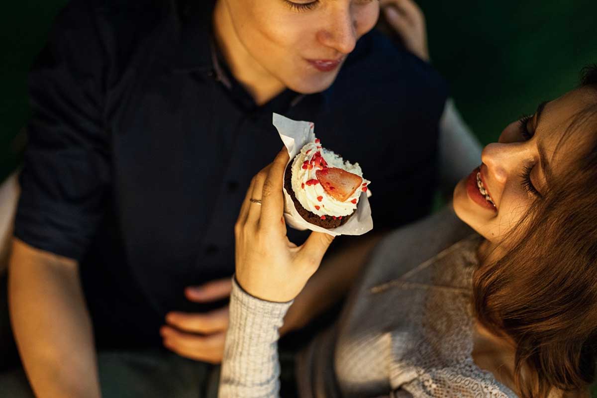 ragazze mangiano felici