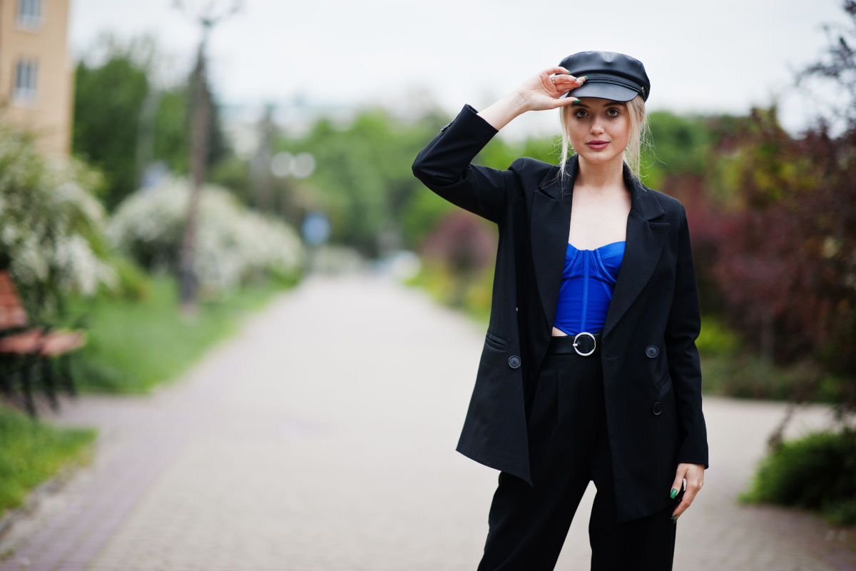donna con corsetto blu e blazer oversize