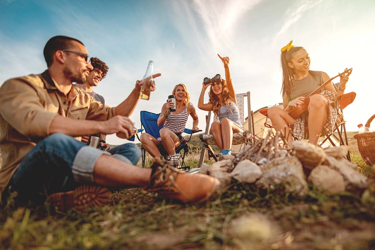 Gruppo di amici che festeggiano insieme Pasquetta