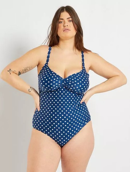 modella curvy con costume intero a pois