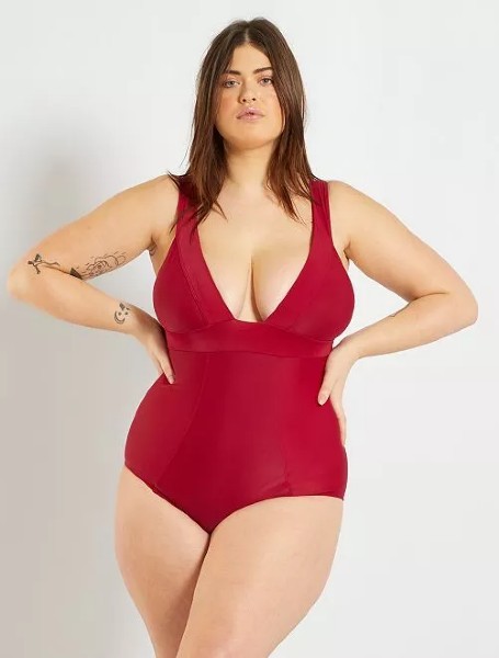 modella curvy con costume rosso intero
