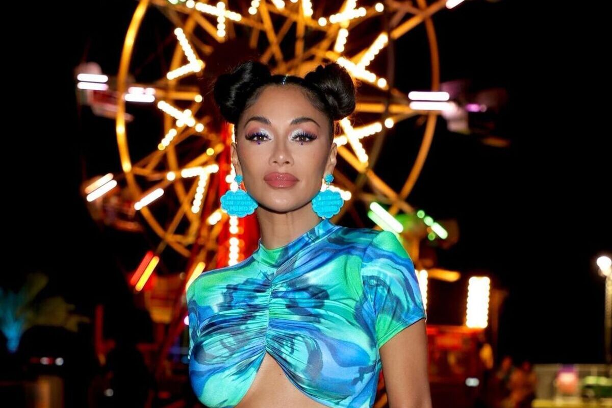 nicole scherzinger al coachella 2022 con space buns e completo colorato, davanti alla ruota panoramica