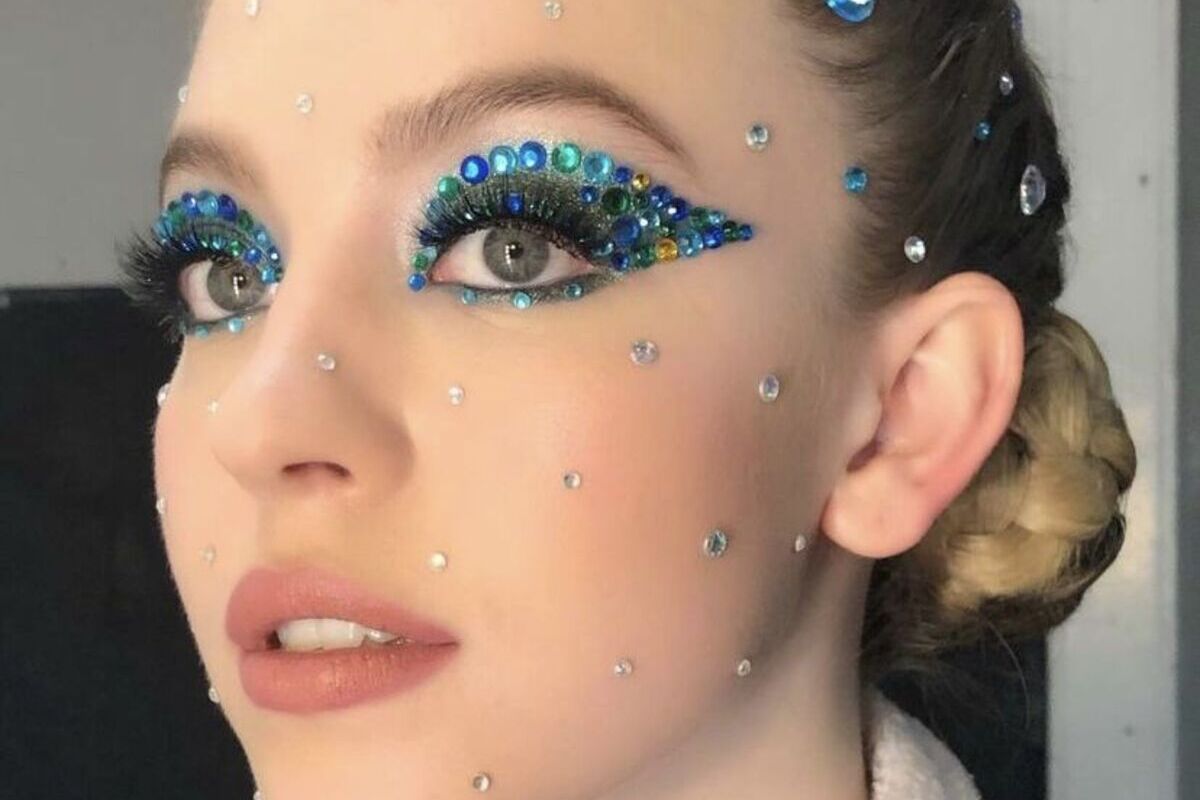 sidney sweeney con crystal makeup in euphoria