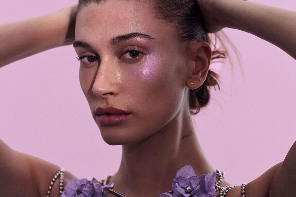 primo hailey bieber con trucco leggero e luminoso